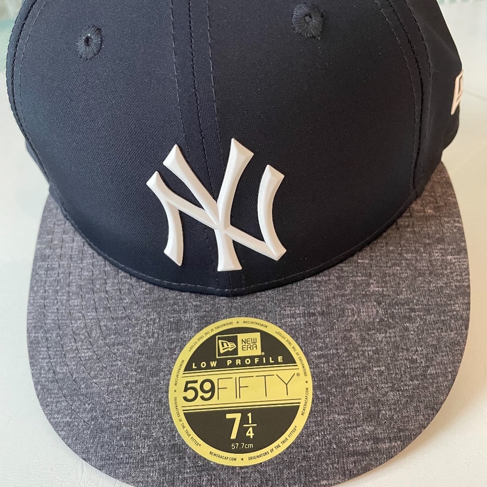 New Era NY Yankees 7 1/4 Fitted Polyester Cap